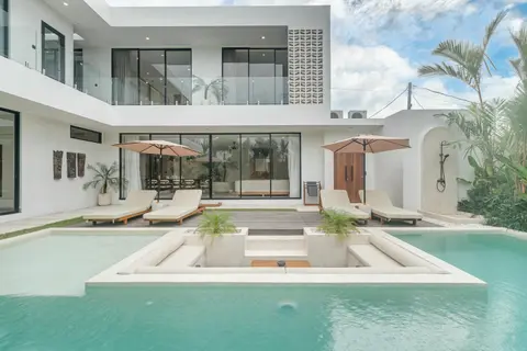 Photo of 5 Bedroom Villa for Sale Leasehold in Tumbak Bayuh in Pererenan