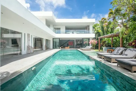 Photo of Tropical 5 Bedroom Villa for Sale Leasehold in Berawa in Canggu